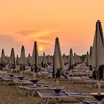 Seaside - Poolside Getaway Apartment Bibione