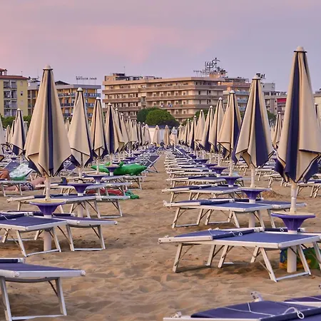 Seaside - Poolside Getaway *