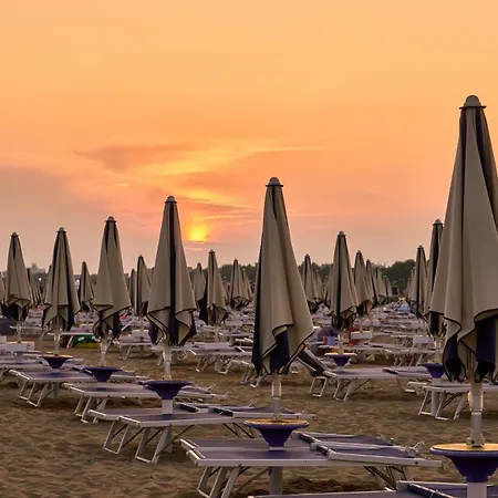 Seaside - Poolside Getaway Apartment Bibione
