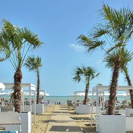 Daire Seaside - Poolside Getaway